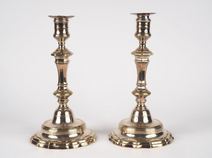 Paire de bougeoirs XIXème de style Louis XIV en bronze argenté. H. 27,