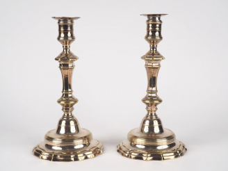 Vente aux enchères Paire de bougeoirs XIXème de style Louis XIV en bronze argenté. H. 27,