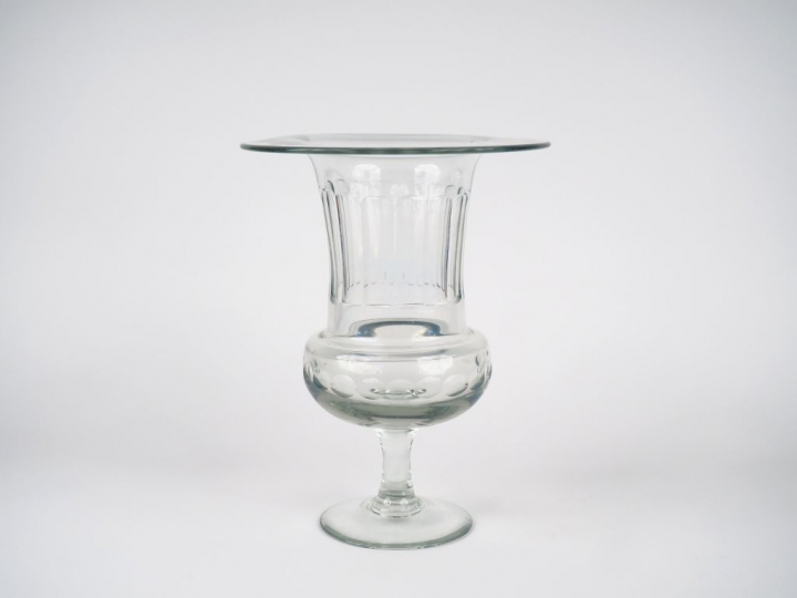 Vase Médicis en verre. Dim. 31 x 24,5 cm.