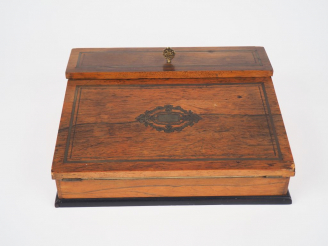 Vente aux enchères Ecritoire de voyage Napoléon III en palissandre et marqueterie de lait