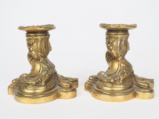 Vente aux enchères Paire de bougeoirs de toilette XIXème de style Louis XV en bronze à dé