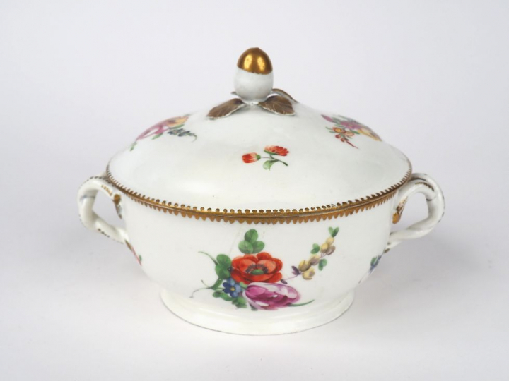 Bouillon XIXème en porcelaine à décor polychrome de bouquets de fleurs