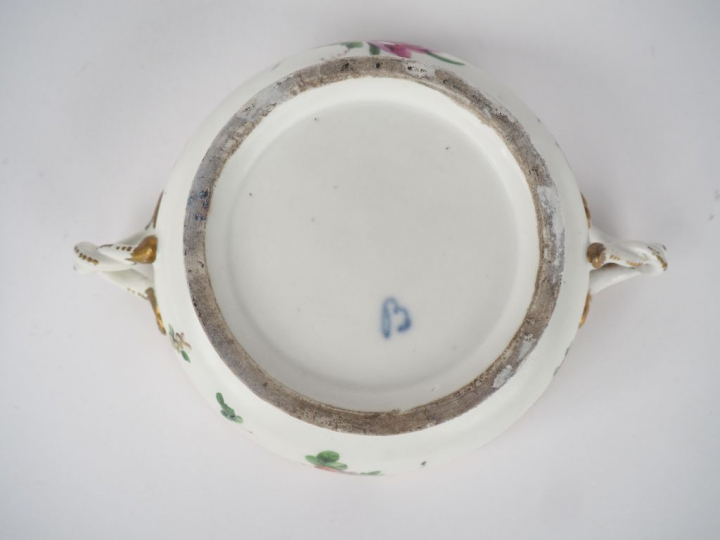 Bouillon XIXème en porcelaine à décor polychrome de bouquets de fleurs