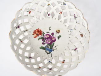 Vente aux enchères MEISSEN. Corbeille ajourée XVIIIème en porcelaine polychrome à décor d