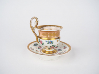Vente aux enchères Tasse Jasmin avec sa sous tasse XIXème en porcelaine polychrome de Par