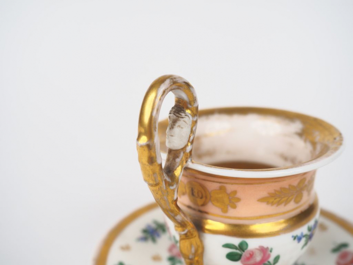 Tasse Jasmin avec sa sous tasse XIXème en porcelaine polychrome de Par
