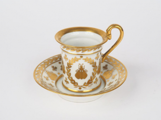 Vente aux enchères Tasse Jasmin de style Empire en porcelaine de Paris à décor doré d'abe