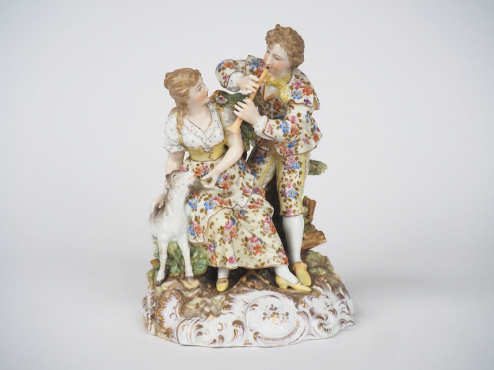 Groupe en porcelaine polychrome de Saxe XIXème, "scène galante". Signé