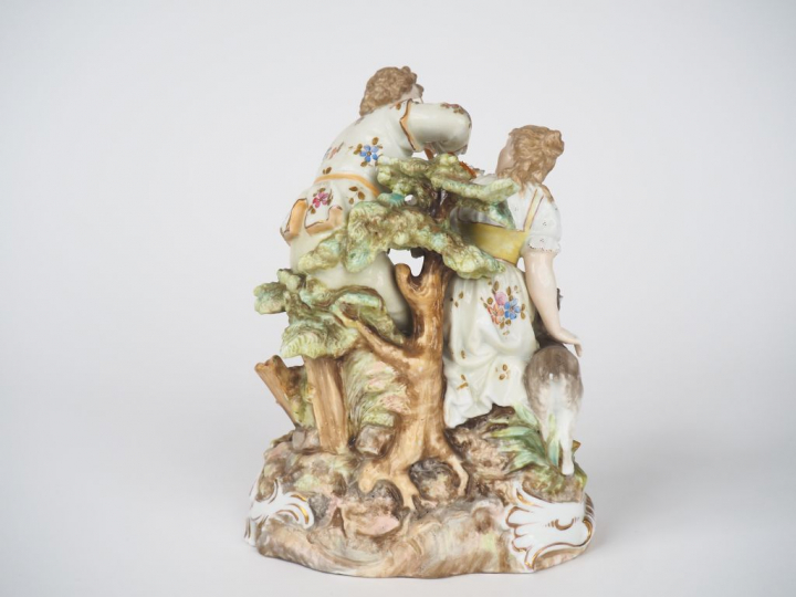Groupe en porcelaine polychrome de Saxe XIXème, "scène galante". Signé