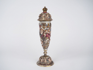 Vente aux enchères CAPODIMONTE. Vase couvert en porcelaine polychrome à décor en relief d