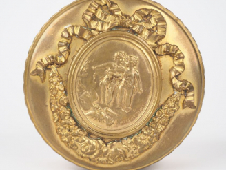 Vente aux enchères LEGASTELOIS. Boite couverte de style Louis XVI en laiton, à décor de d