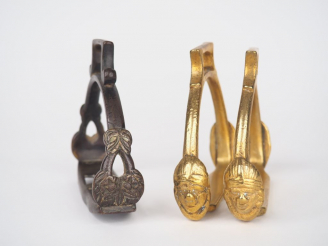 Vente aux enchères Paire d'étriers XIXèm en bronze doré à décor de visages de guerriers, 