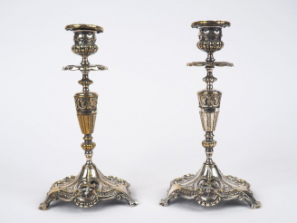 Vente aux enchères Paire de bougeoirs XIXème en bronze argenté, socle à décor ajouré supp