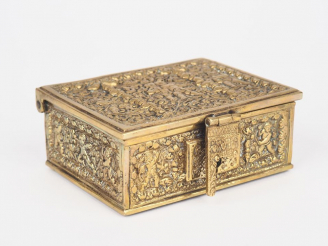 Vente aux enchères Boite de style Renaissance en bronze à décor d'amours dans un entourag