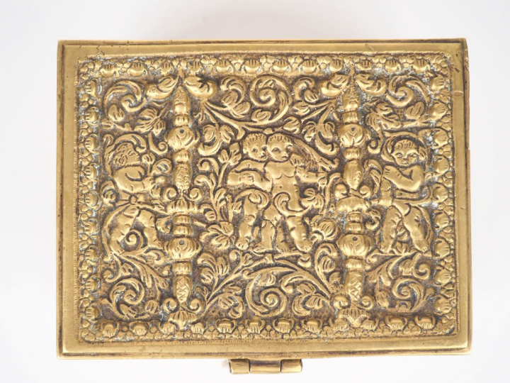 Boite de style Renaissance en bronze à décor d'amours dans un entourag