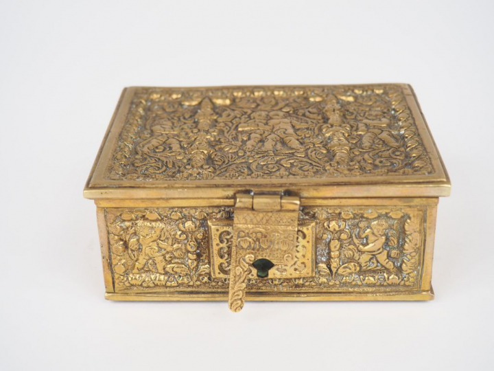 Boite de style Renaissance en bronze à décor d'amours dans un entourag