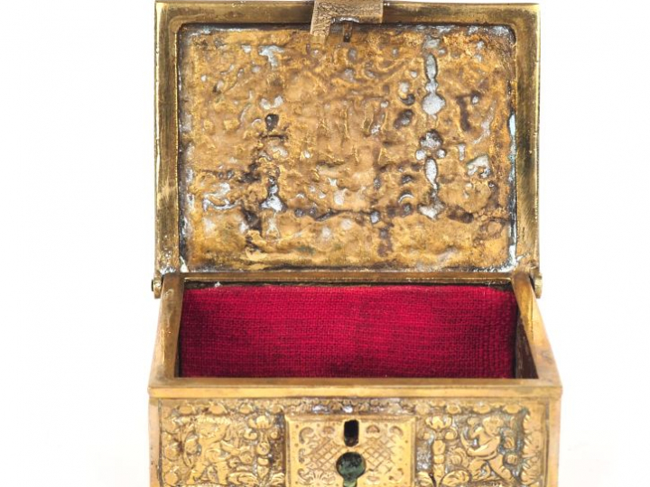 Boite de style Renaissance en bronze à décor d'amours dans un entourag