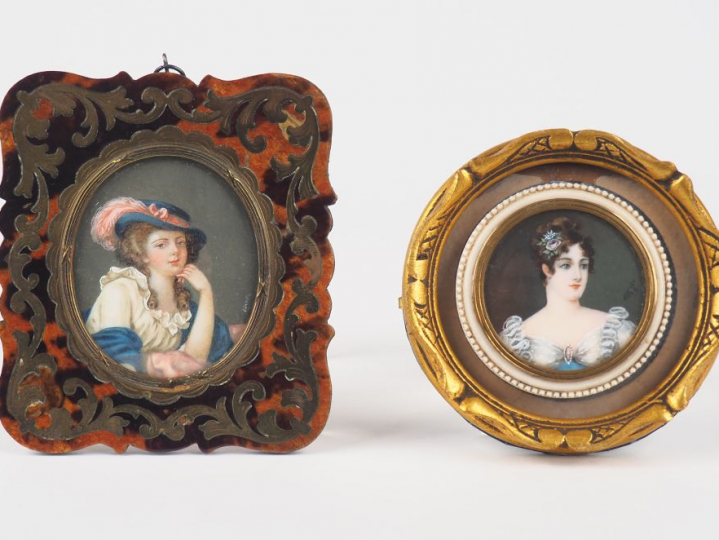 LORETTI. "Elegante au chapeau à plume rose". Miniature dans un encadre