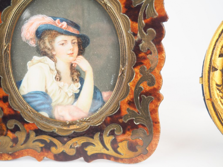 LORETTI. "Elegante au chapeau à plume rose". Miniature dans un encadre