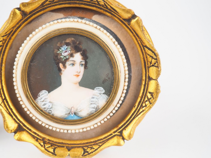 LORETTI. "Elegante au chapeau à plume rose". Miniature dans un encadre