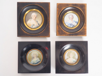 Vente aux enchères Quatre différentes miniatures de style Louis XVI "portraits d'élégante