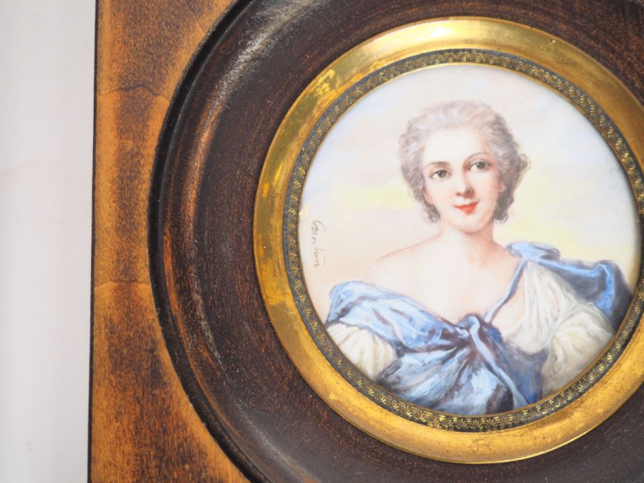 Quatre différentes miniatures de style Louis XVI "portraits d'élégante