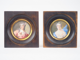 Vente aux enchères Deux miniatures début XXème "portraits d'élégantes". Signées. Diam. 7 