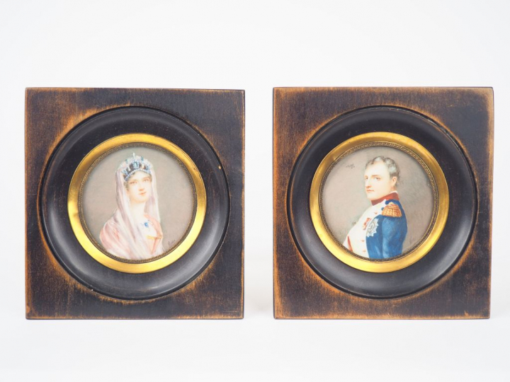 MAY. "Portraits du couple impérial". Paire de miniatures signées. Diam