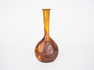 Vente aux enchères GALLE.  Vase soliflore en verre à décor gravé en camée et à l'acide de