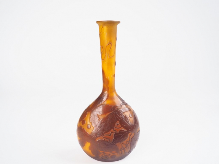 GALLE.  Vase soliflore en verre à décor gravé en camée et à l'acide de