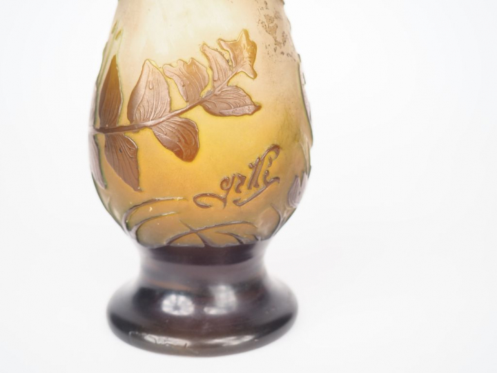 GALLE. Vase soliflore en verre, à décor gravé en camée et à l'acide de