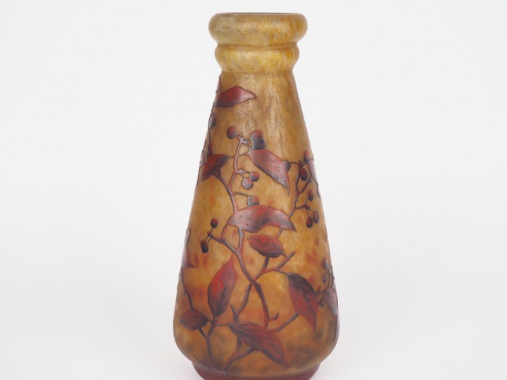 DAUM.  Vase pansu en verre à décor gravé en camée et à l'acide de bran