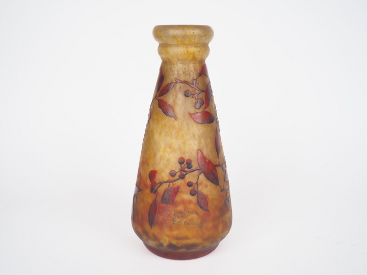 DAUM.  Vase pansu en verre à décor gravé en camée et à l'acide de bran