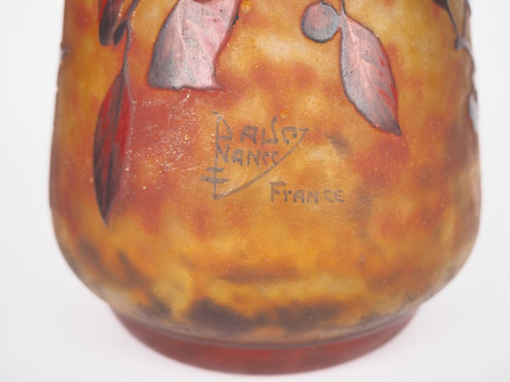 DAUM.  Vase pansu en verre à décor gravé en camée et à l'acide de bran