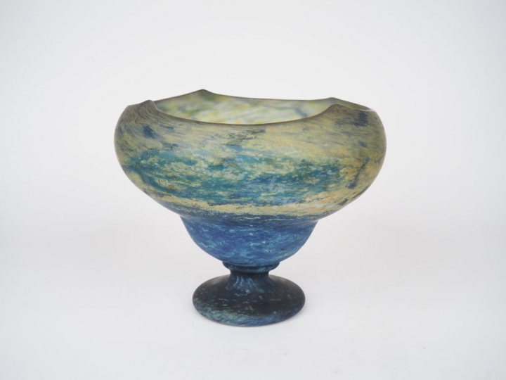 DAUM.  Grande coupe sur pied en verre marbré bleu et jaune. Signée. H.
