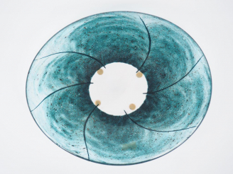 Vente aux enchères DAUM France. Grand vide-poche en cristal moulé à décor moucheté sur fo