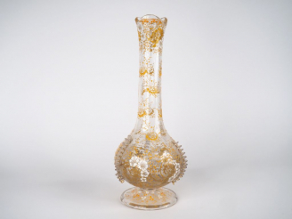 Vente aux enchères Grand vase soliflore en verre de Venise à décor émaillé blanc et doré 