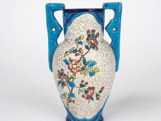 Vente aux enchères LONGWY. Vase en émaux polychromes à décor de fleurs. Signé. Dim. 14,5 