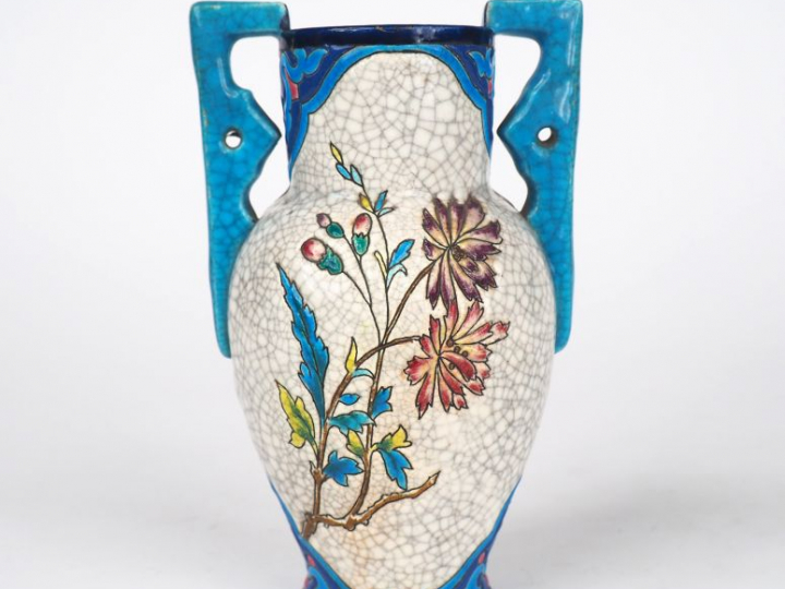 LONGWY. Vase en émaux polychromes à décor de fleurs. Signé. Dim. 14,5 