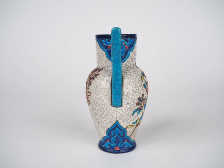 LONGWY. Vase en émaux polychromes à décor de fleurs. Signé. Dim. 14,5 