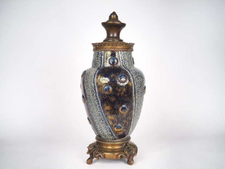 Vase en céramique à décor polychrome et tacheté d'or de cabochons et d