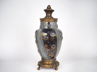 Vente aux enchères Vase en céramique à décor polychrome et tacheté d'or de cabochons et d