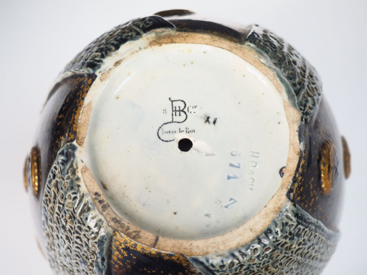 Vase en céramique à décor polychrome et tacheté d'or de cabochons et d