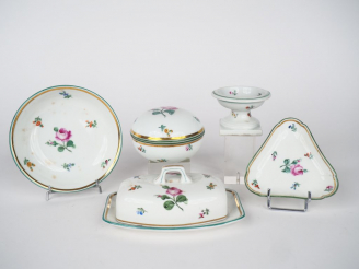 Vente aux enchères Ensemble en porcelaine Autrichienne à décor polychrome de roses, de li