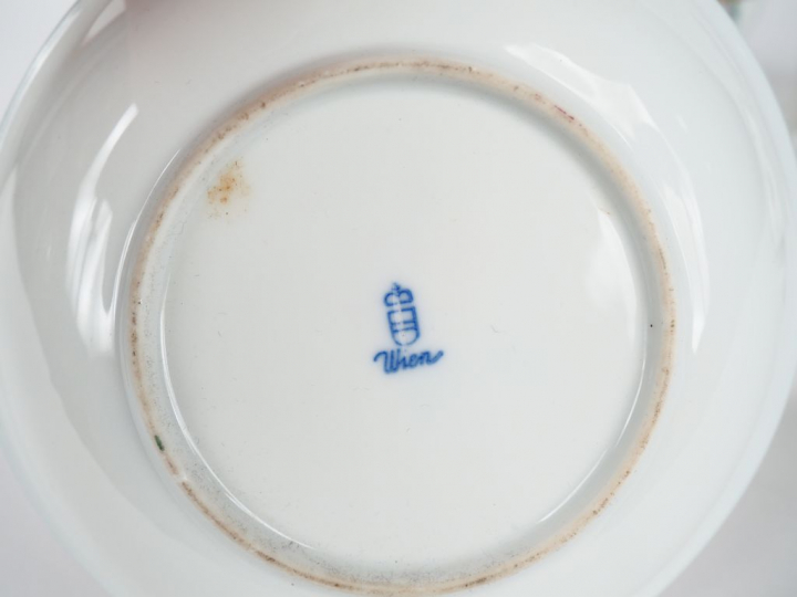 Ensemble en porcelaine Autrichienne à décor polychrome de roses, de li