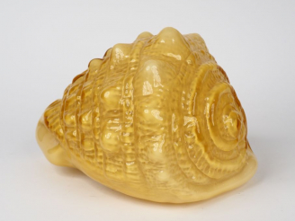 Vente aux enchères Lampe années 70 en verre moulé en forme de coquillage. Dim. 24 x 30 x 