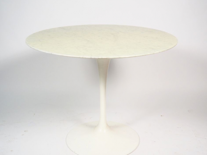 Eero SAARINEEN. Table "Tulipe" en marbre et aluminium. Edition KNOLL I