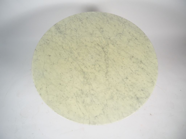 Eero SAARINEEN. Table "Tulipe" en marbre et aluminium. Edition KNOLL I