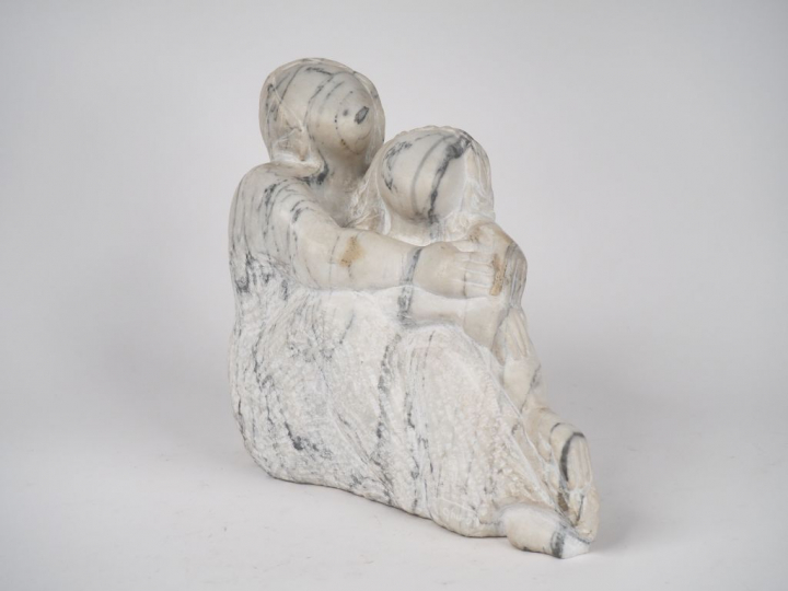 GHIRO. "Couple enlacé". Sculpture en marbre, signée. Dim.  30 x 30 x 1