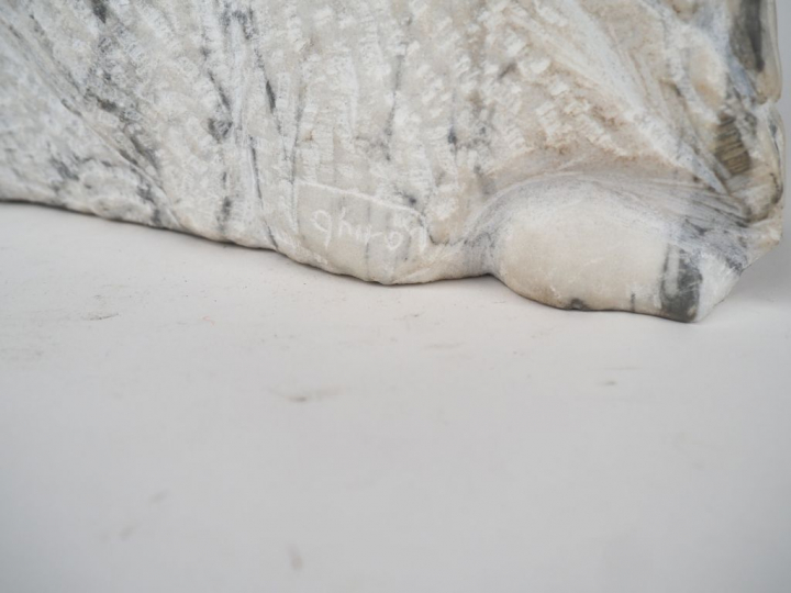 GHIRO. "Couple enlacé". Sculpture en marbre, signée. Dim.  30 x 30 x 1